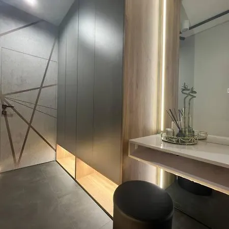 Luxury Pearl With Parking Place In Holesovice براغ